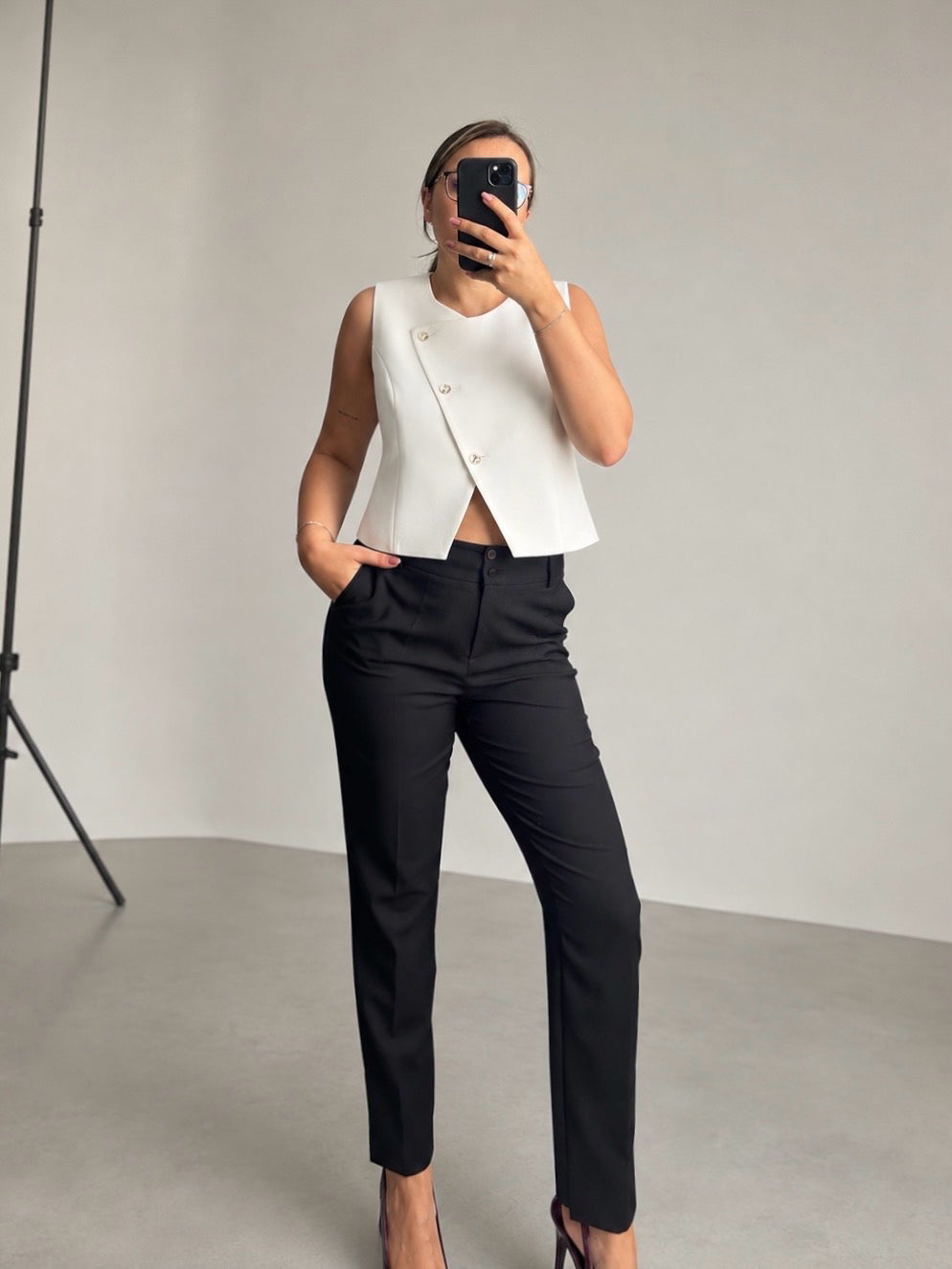 Crop Asimetrik Yelek Noir — Bel Pensli, Kolsuz