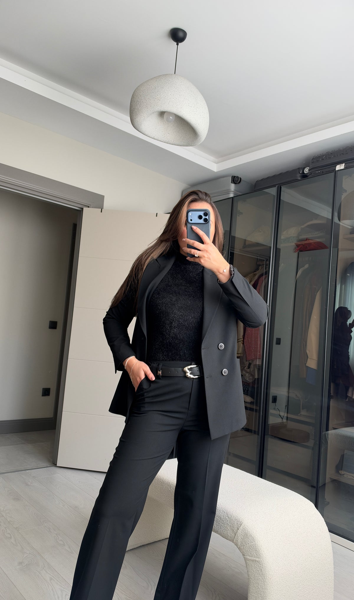 Siyah triko bluz, tüylü doku yakın çekim