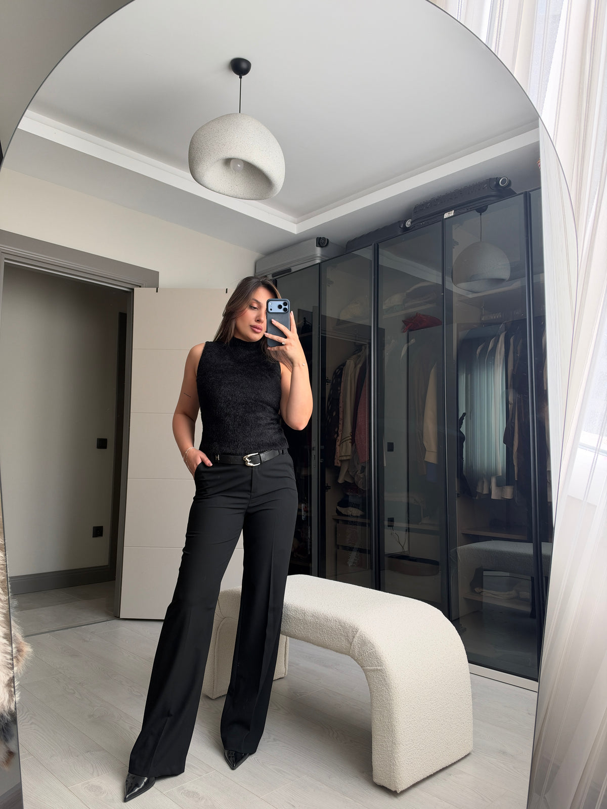 Siyah kolsuz triko bluz, yarım balıkçı yaka detayı