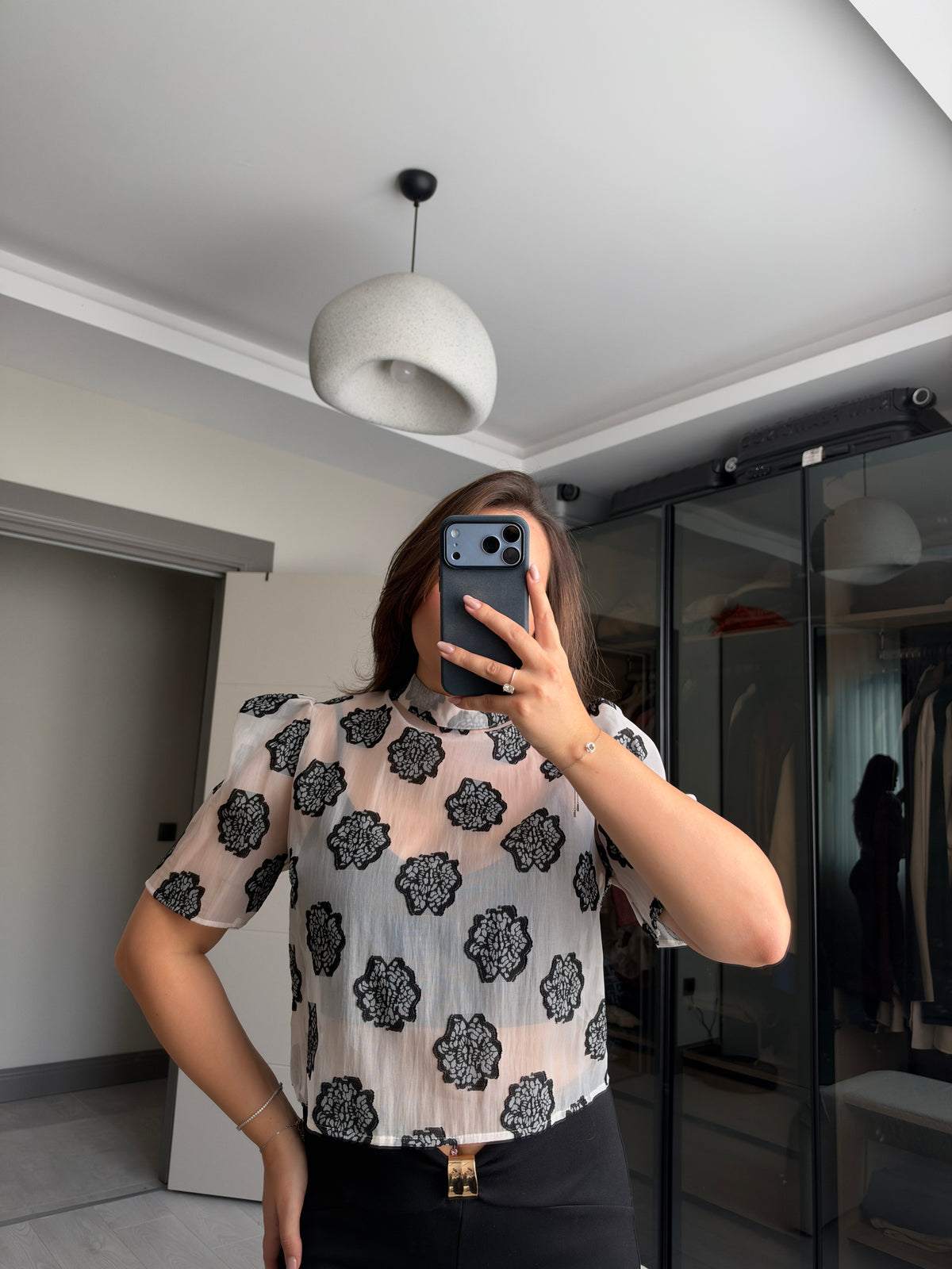 Beyaz transparan crop gömlek, siyah çiçek desenli ve dik yaka