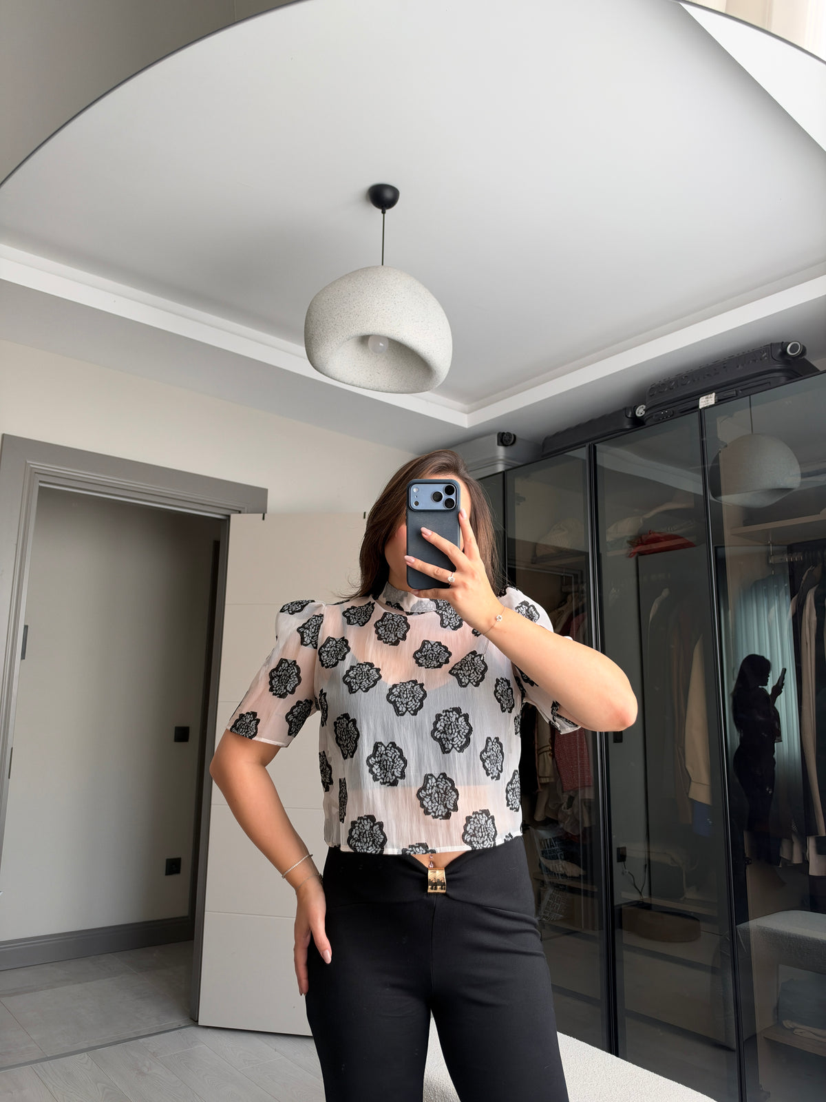 Siyah çiçek desenli transparan gömlek, kısa kollu crop kesim