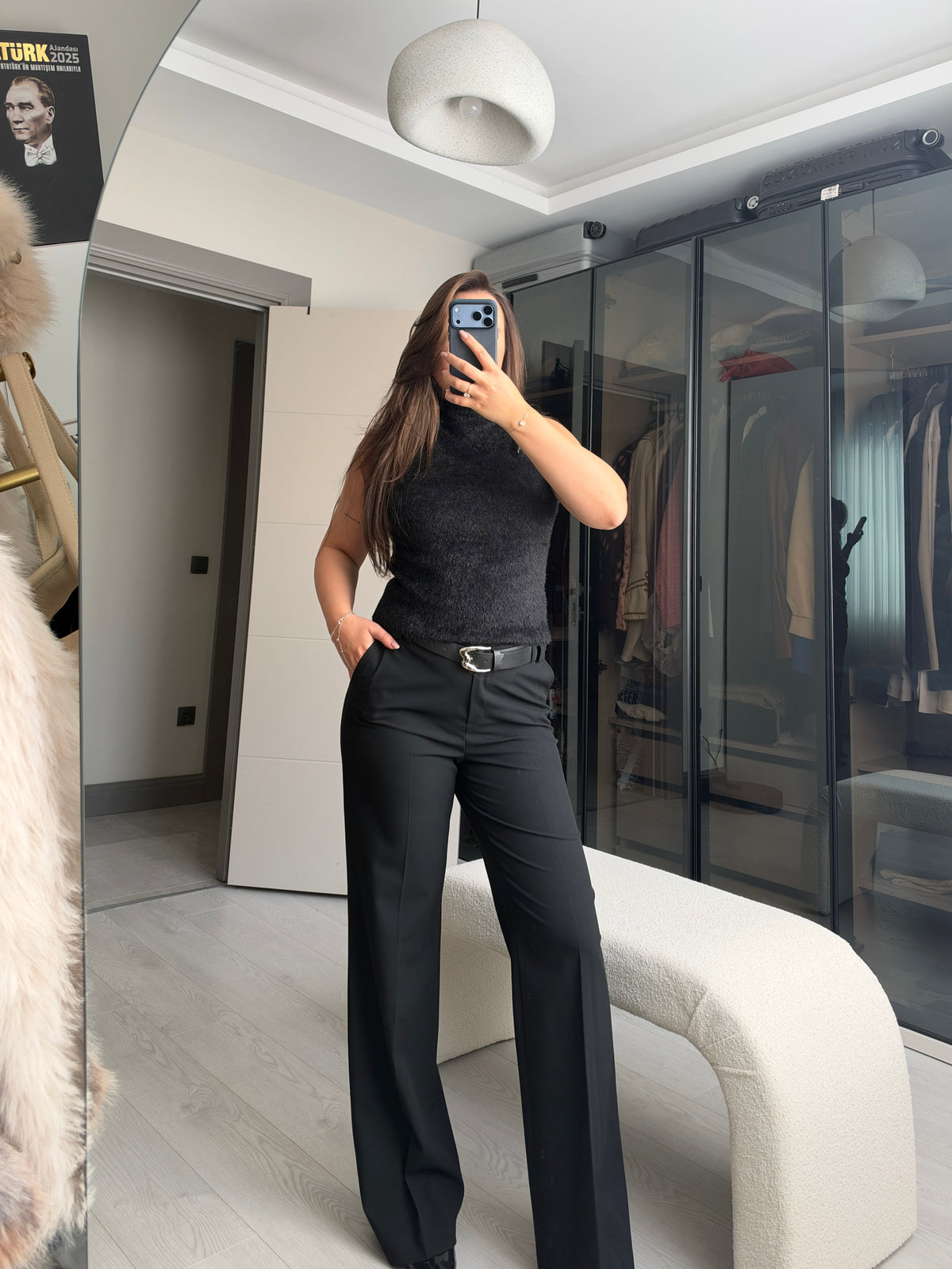 Kemerli geniş paça kumaş pantolon, ütü izi detayı
